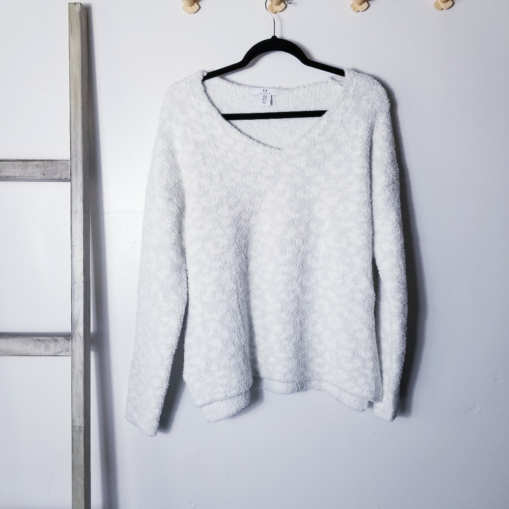 H BY HALSTON V-NECK OVERSIZED LIGHT GRAY AND WHITE SWEATER SIZE MEDIUM